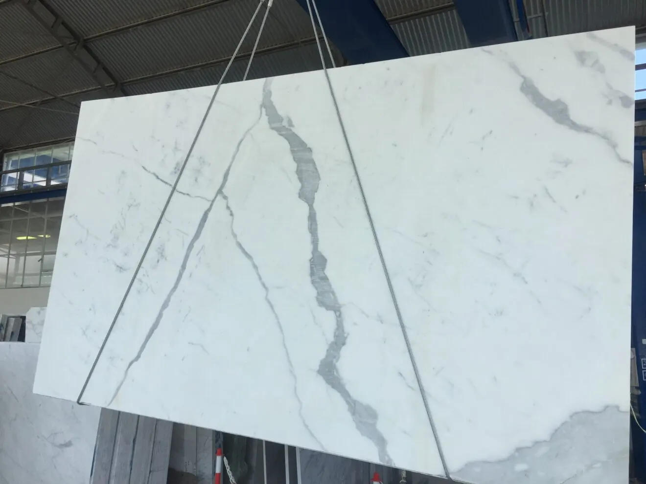 Statuario Extra мрамор, поверхность плиты – Marmi di Carrara – слоновая кость, антрацитовый (23)