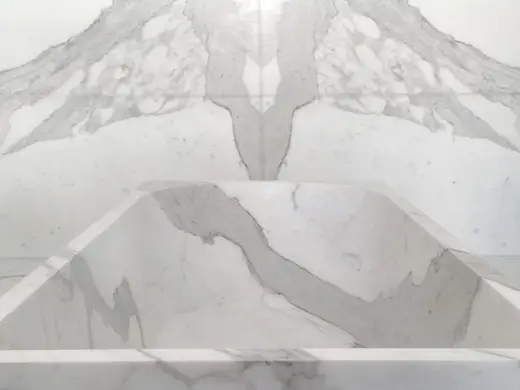 Statuario Extra Marmor, Plattenoberfläche – Marmi di Carrara – hellgrau, elfenbein (27)