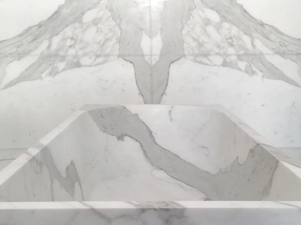Statuario Extra marmo, superficie di lastra – Marmi di Carrara – grigio chiaro, avorio (27)
