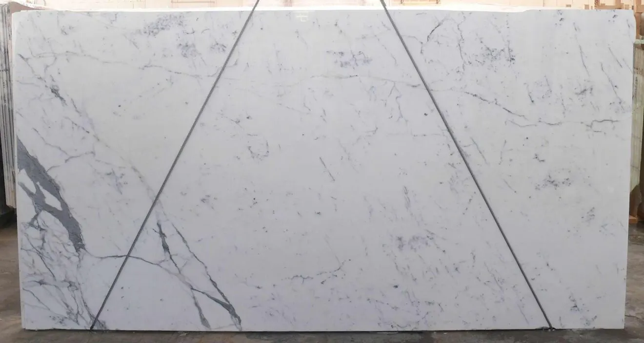Statuario Extra Marmor, Plattenoberfläche – Marmi di Carrara – hellgrau, elfenbein (42)