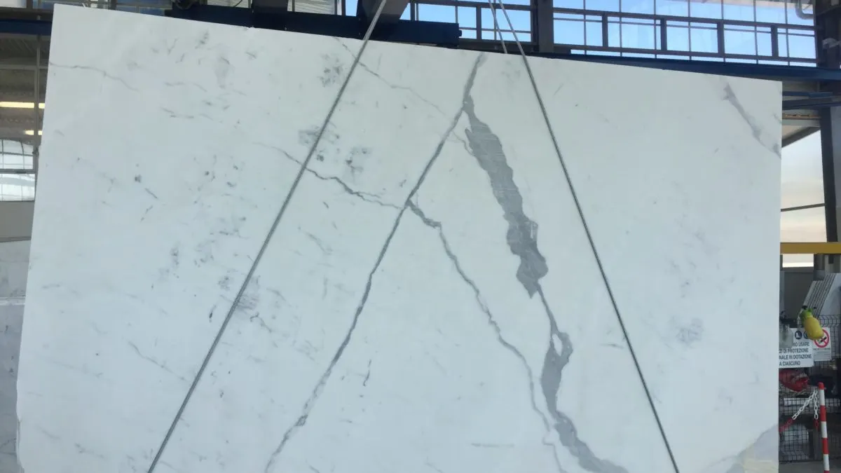 Statuario Extra Marmor, Plattenoberfläche – Marmi di Carrara – hellgrau, grau (43)