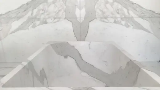 Statuario Extra Marmor, Plattenoberfläche – Marmi di Carrara – hellgrau, elfenbein (45)