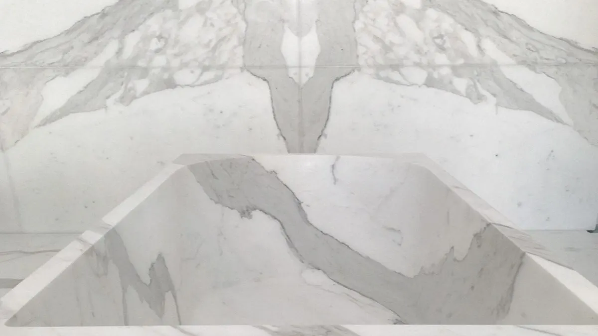 Statuario Extra мрамор, поверхность плиты – Marmi di Carrara – светло-серый, слоновая кость (45)