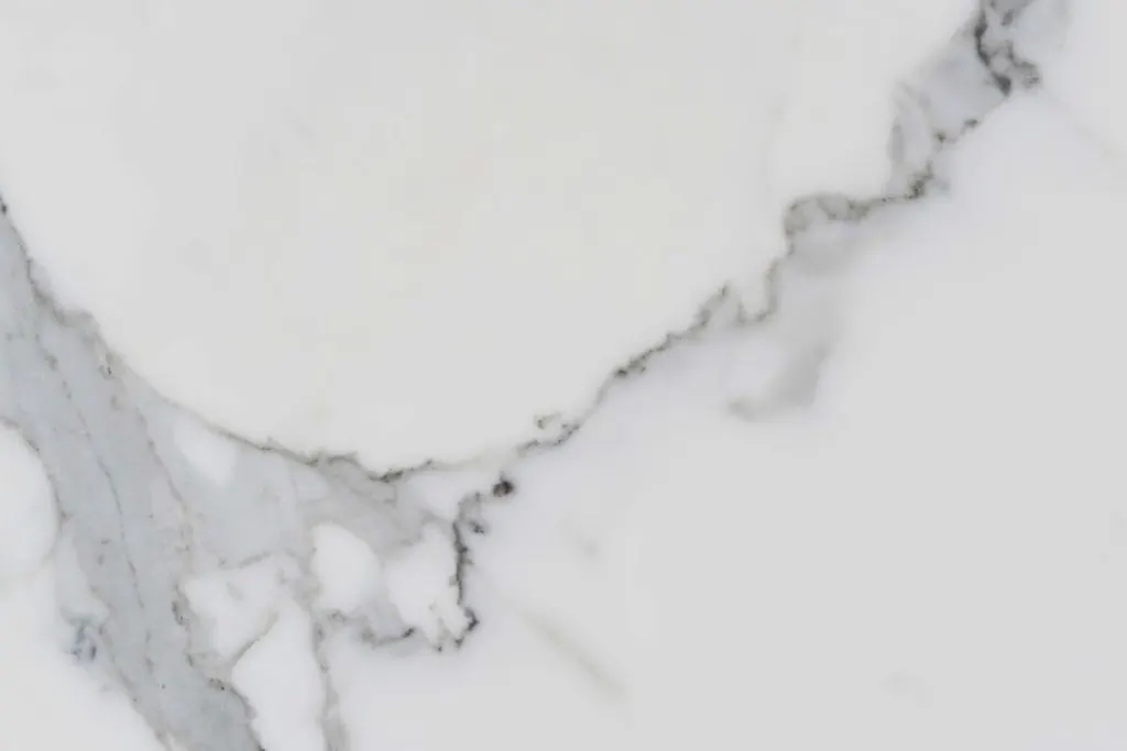 Statuario Extra mármol, superficie de losa – Marmi di Carrara – marfil, gris claro (49)