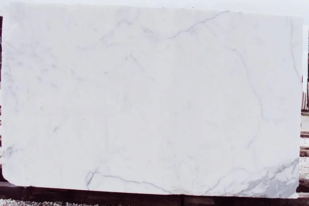 Statuario Extra мрамор, карьерный блок – Marmi di Carrara – слоновая кость, серый (56)