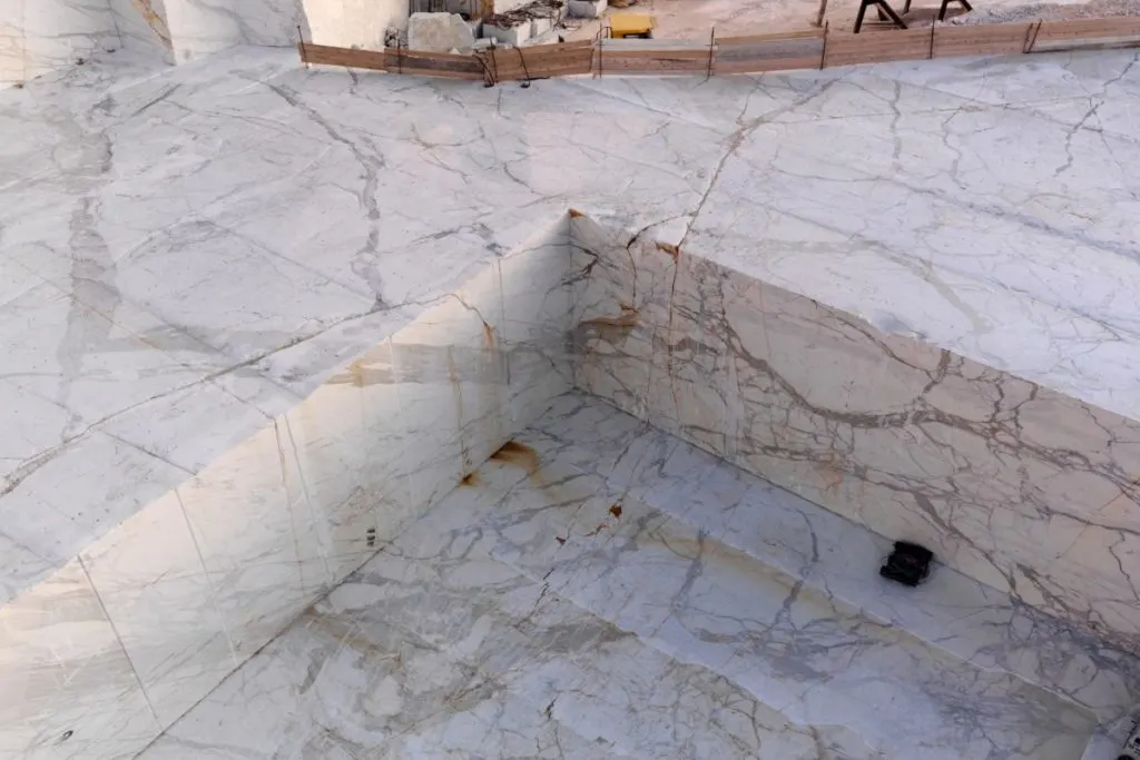 Statuario Extra Marmor, Steinbruchansicht – Marmi di Carrara – hellgrau, grau (57)