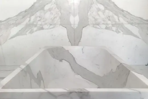 Statuario Extra Marmor, Plattenoberfläche – Marmi di Carrara – hellgrau, elfenbein (64)