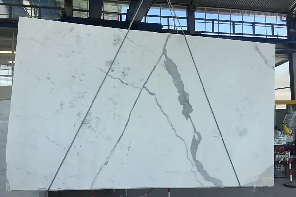 Statuario Extra marmo, superficie di lastra – Marmi di Carrara – grigio chiaro, antracite (65)