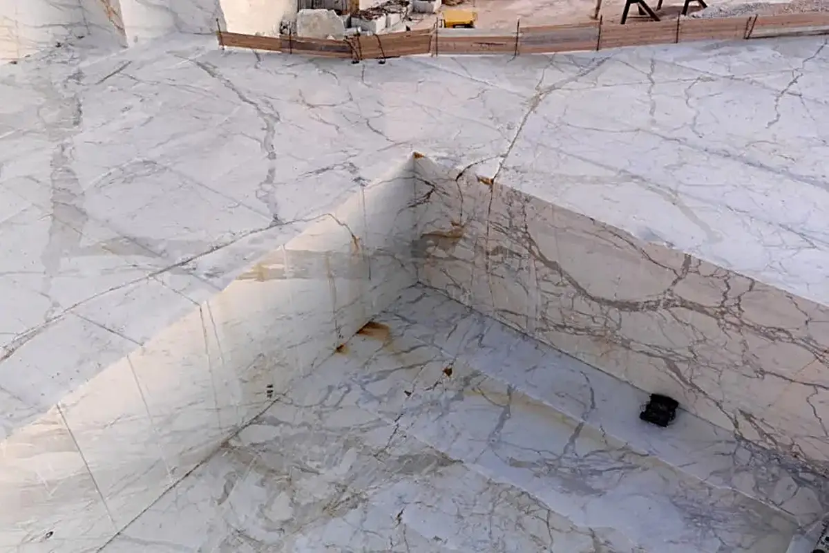 Statuario Extra mármol, vista de cantera – Marmi di Carrara – gris claro, violeta (71)