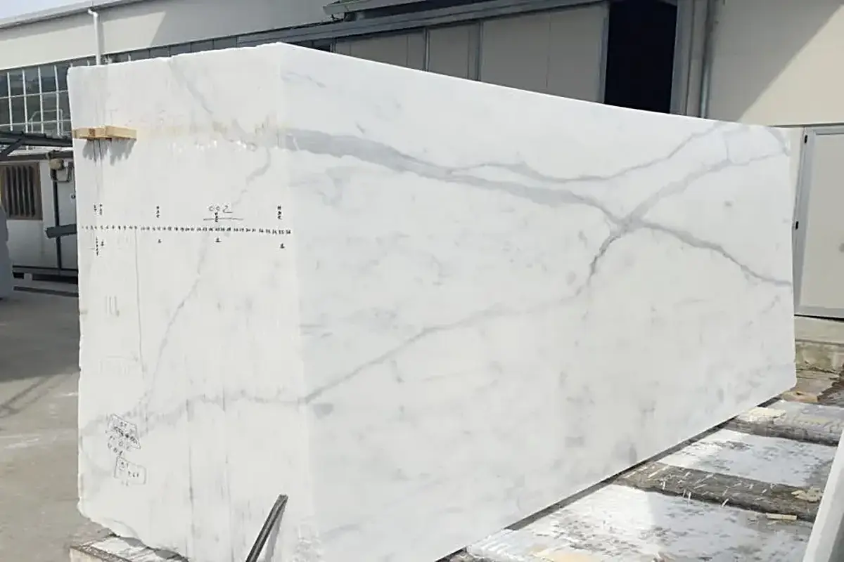 Statuario Extra Marmor, Plattenoberfläche – Marmi di Carrara – elfenbein, grün (74)