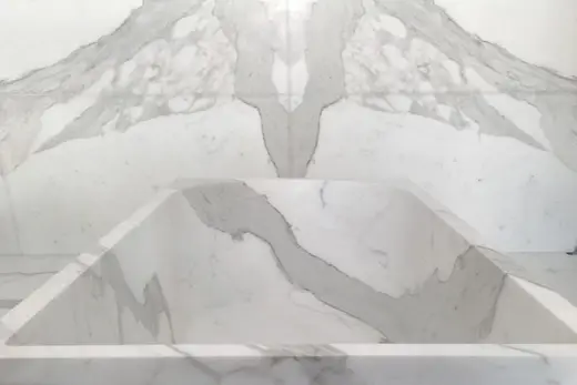 Statuario Extra Marmor, Plattenoberfläche – Marmi di Carrara – hellgrau, elfenbein (79)