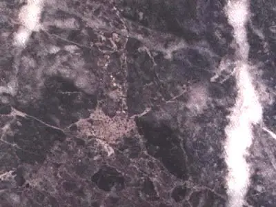 Tepeaca Gris caliza, muestra pulida – Marmi di Carrara – antracita, violeta (1)