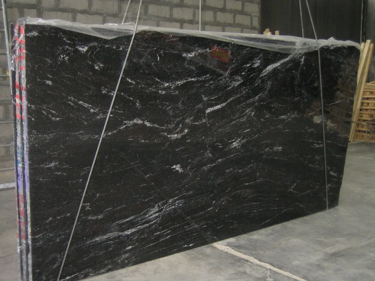 Tundra Red marbre, surface de dalle – Marmi di Carrara – noir, gris (2)