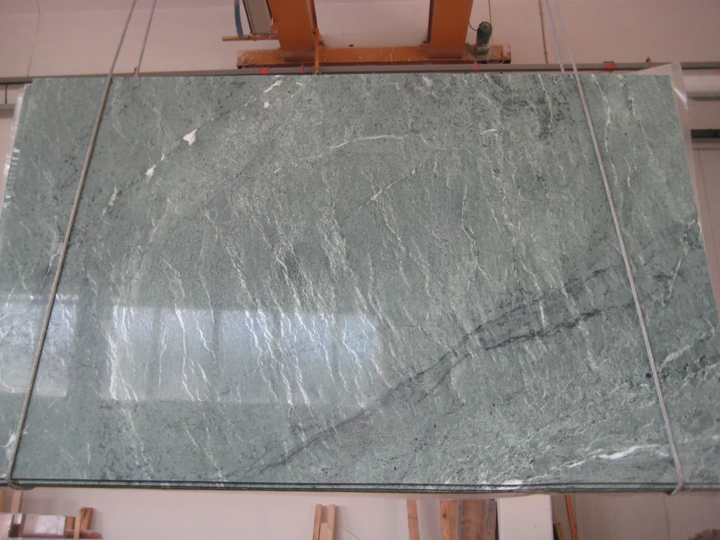 Verde Alpi Serpentinit, polierte Probe – Marmi di Carrara – grau, grün (1)