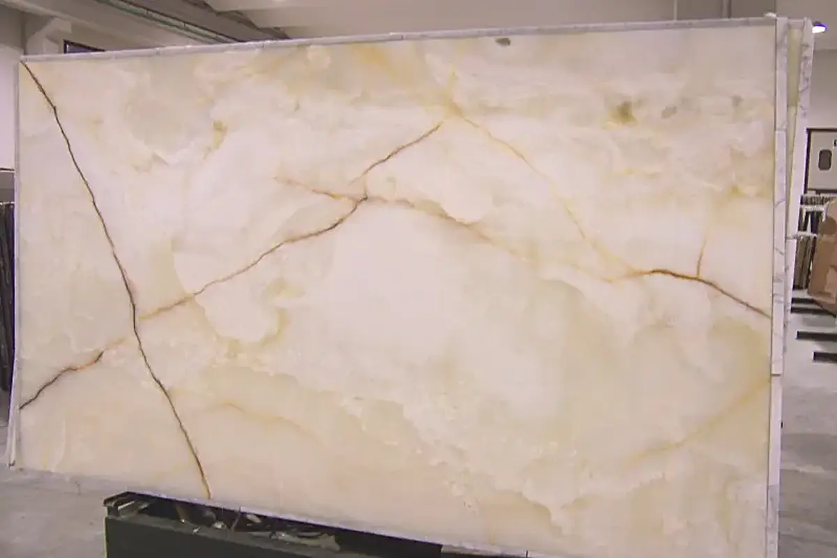 White Onyx оникс, поверхность плиты – Marmi di Carrara – светло-серый, бежевый (2)
