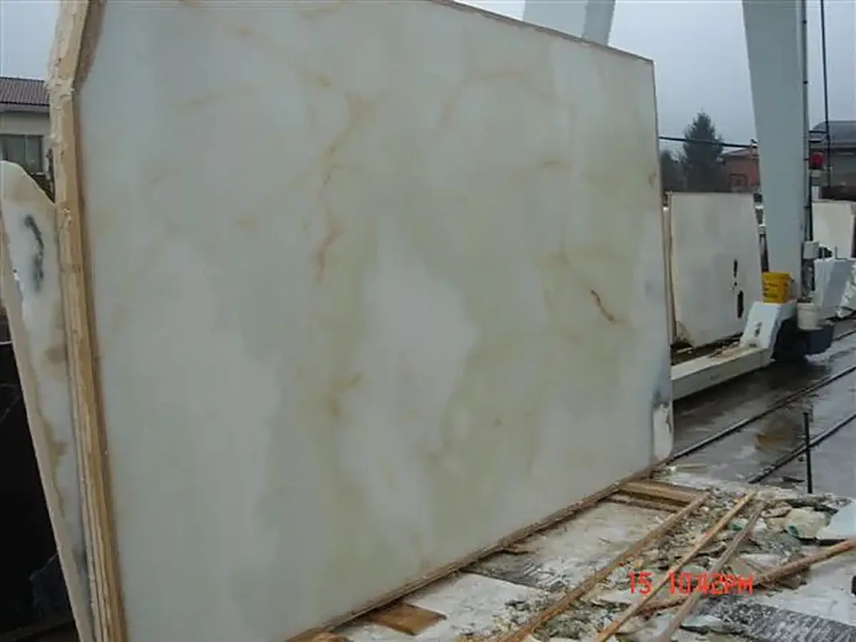 White Onyx оникс, поверхность плиты – Marmi di Carrara – серый, антрацитовый (8)